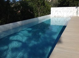 piscina privata con cascata